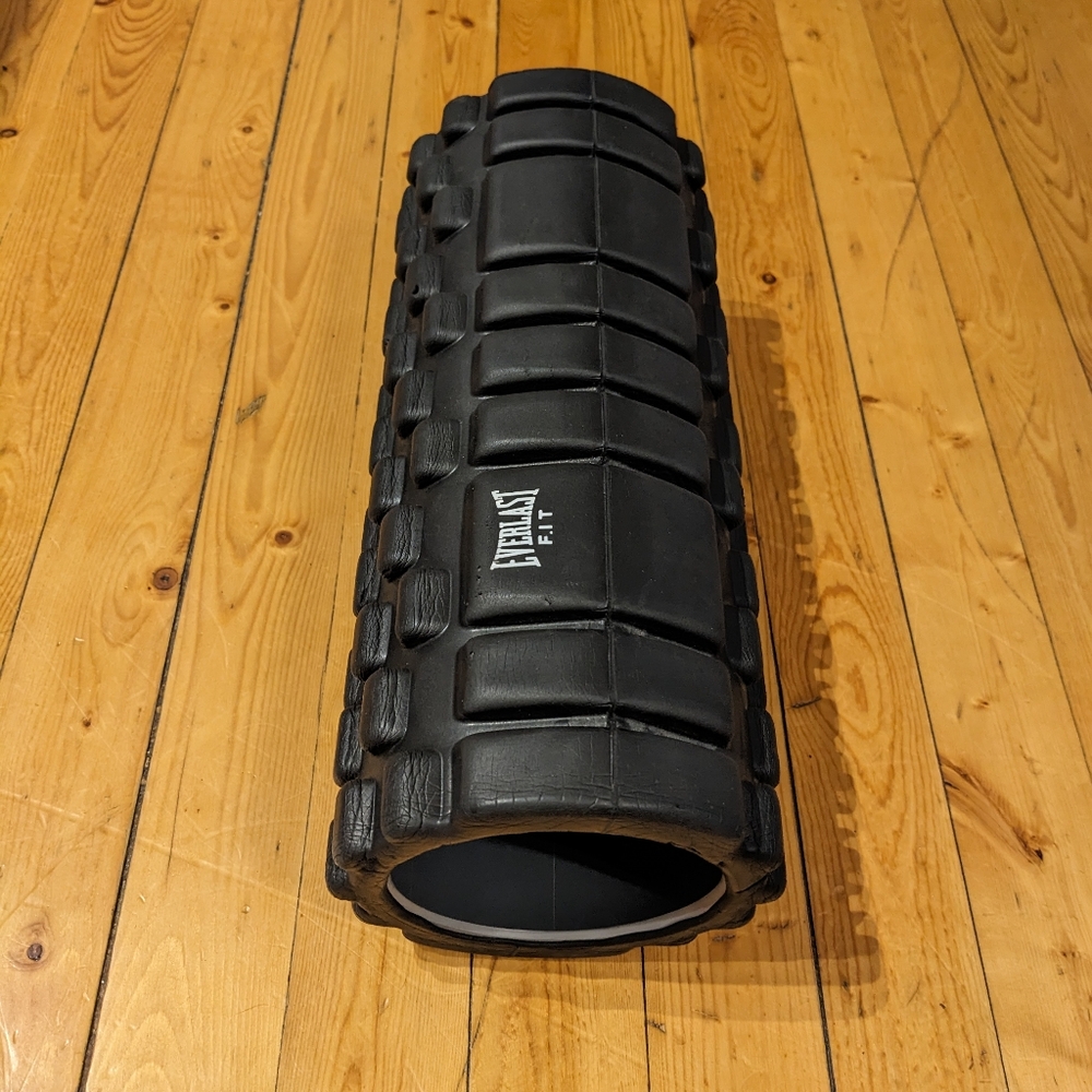 Black Everlast foam roller